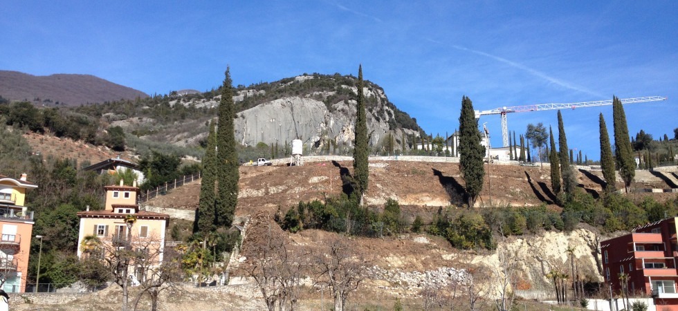 Danneggiata dopo la costruzione di un albergo, la villa viene difesa dalle associazioni